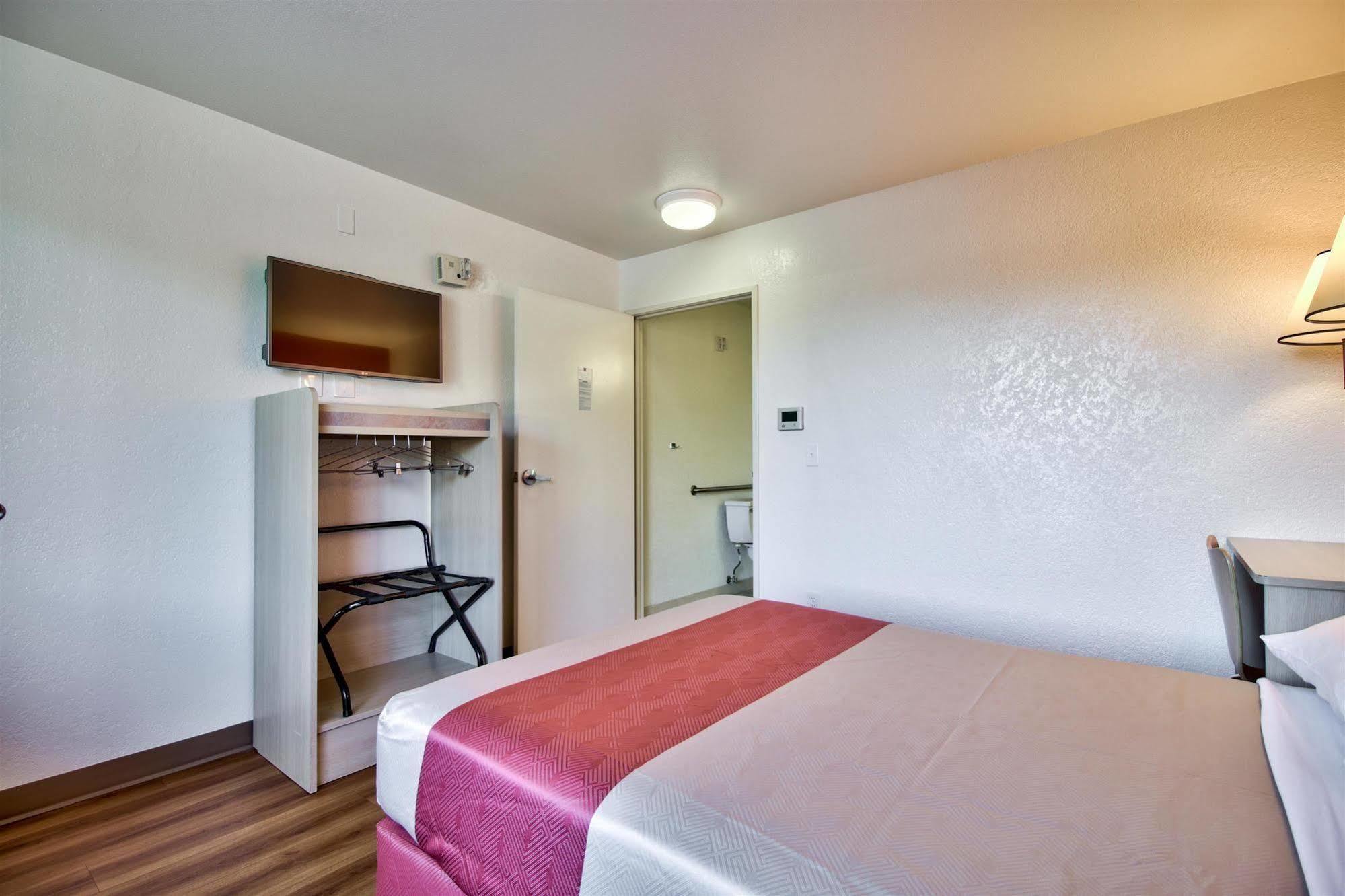 Hotel 6-youngtown, Az - Phoenix - Sun 2*