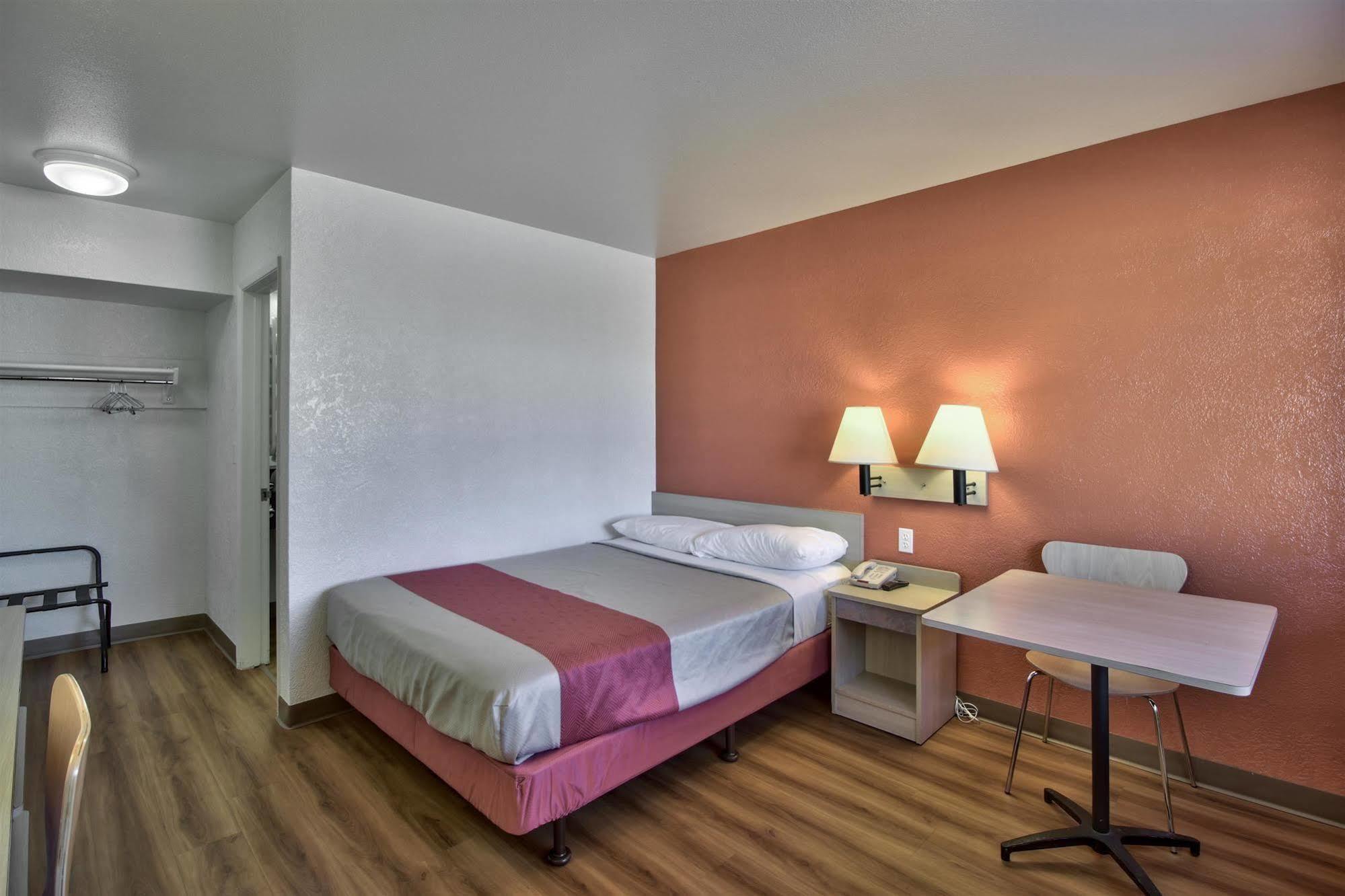Hotel 6-youngtown, Az - Phoenix - Sun 2*
